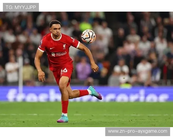 利物浦边路配合连续成功，阿诺德45度斜传精准落点